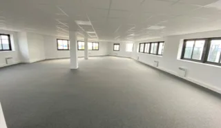  Bureaux BOUGUENAIS / Nantes Sud -700 m² div 74 m².