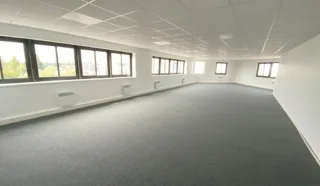  Bureaux BOUGUENAIS / Nantes Sud -700 m² div 74 m².