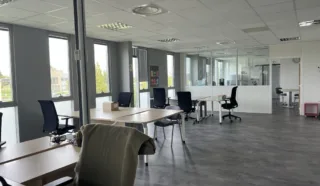  BUREAUX 375 m² VERN S/SEICHE