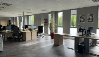  BUREAUX 375 m² VERN S/SEICHE