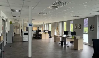  BUREAUX 375 m² VERN S/SEICHE