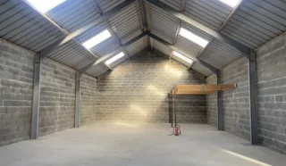  LOCAL DE STOCKAGE 200 m² ST COULOMB