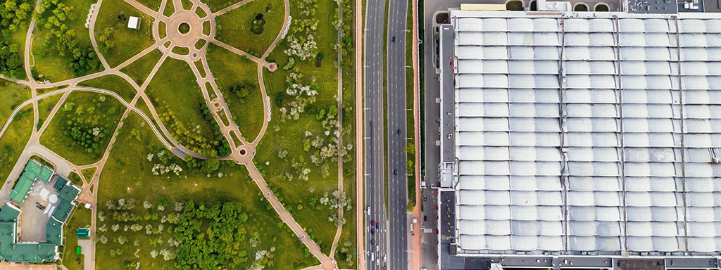 zéro artificialisation nette : vue du ciel d'une route séparant une zone industrielle d'un espace vert