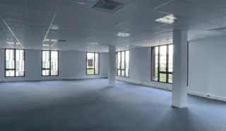  BUREAUX pied de métro 657 m² CESSON