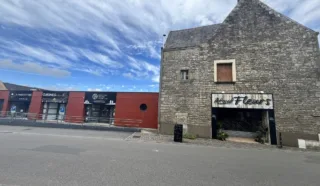  EN INVEST ENSEMBLE COMMERCIAL de 4 cellules + logement 500 M² ALLAIRE