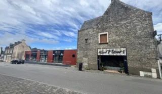  EN INVEST ENSEMBLE COMMERCIAL de 4 cellules + logement 500 M² ALLAIRE